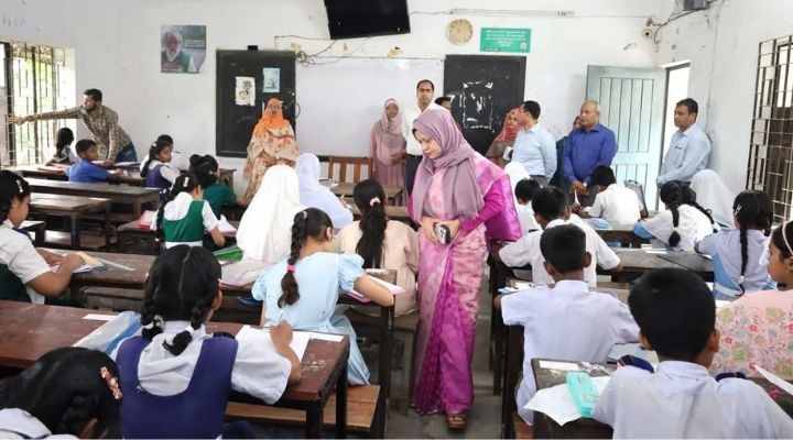 মুন্সীগঞ্জে প্রাথমিক বৃত্তি পরীক্ষার কেন্দ্র পরিদর্শনে জেলা প্রশাসক